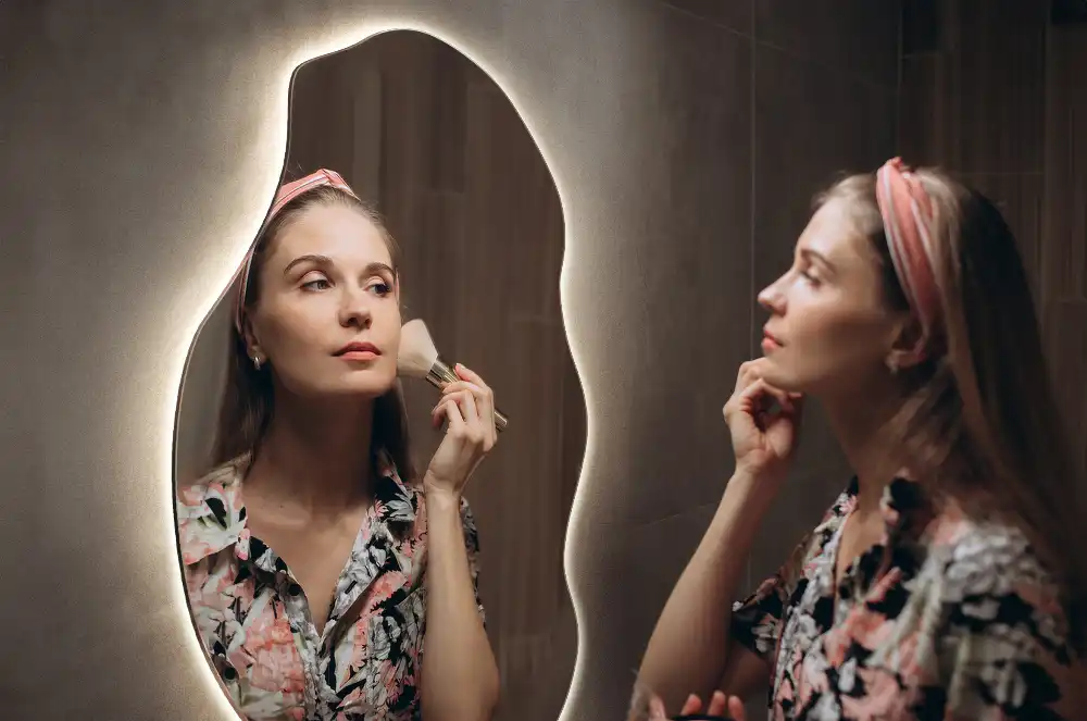 Spegel organisk form med led trendigt