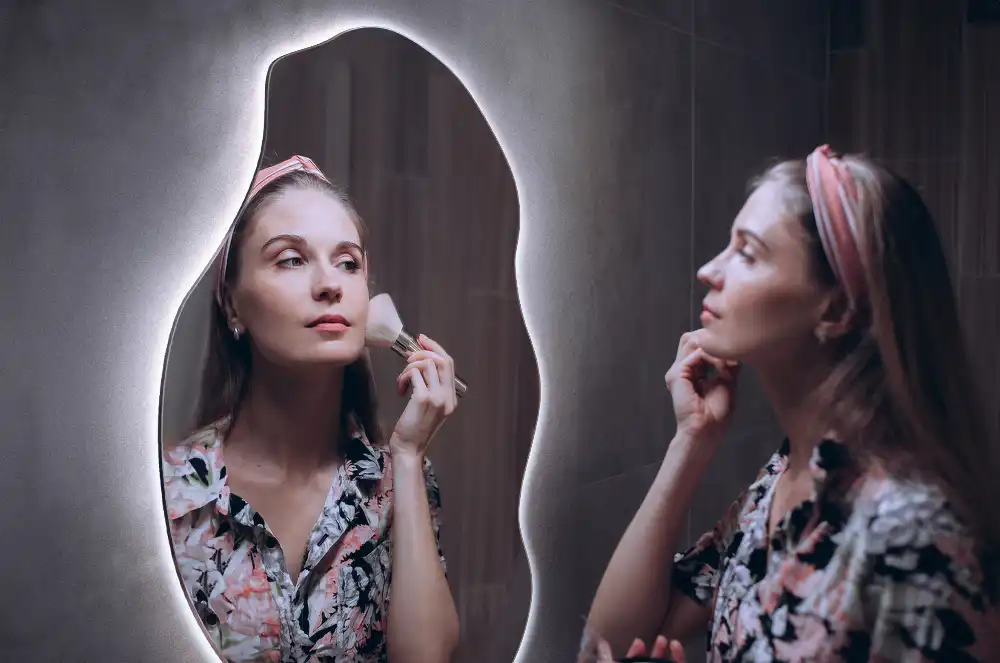 Spegel organisk form med led trendigt