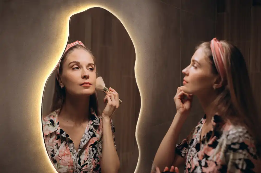 Spegel organisk form med led trendigt