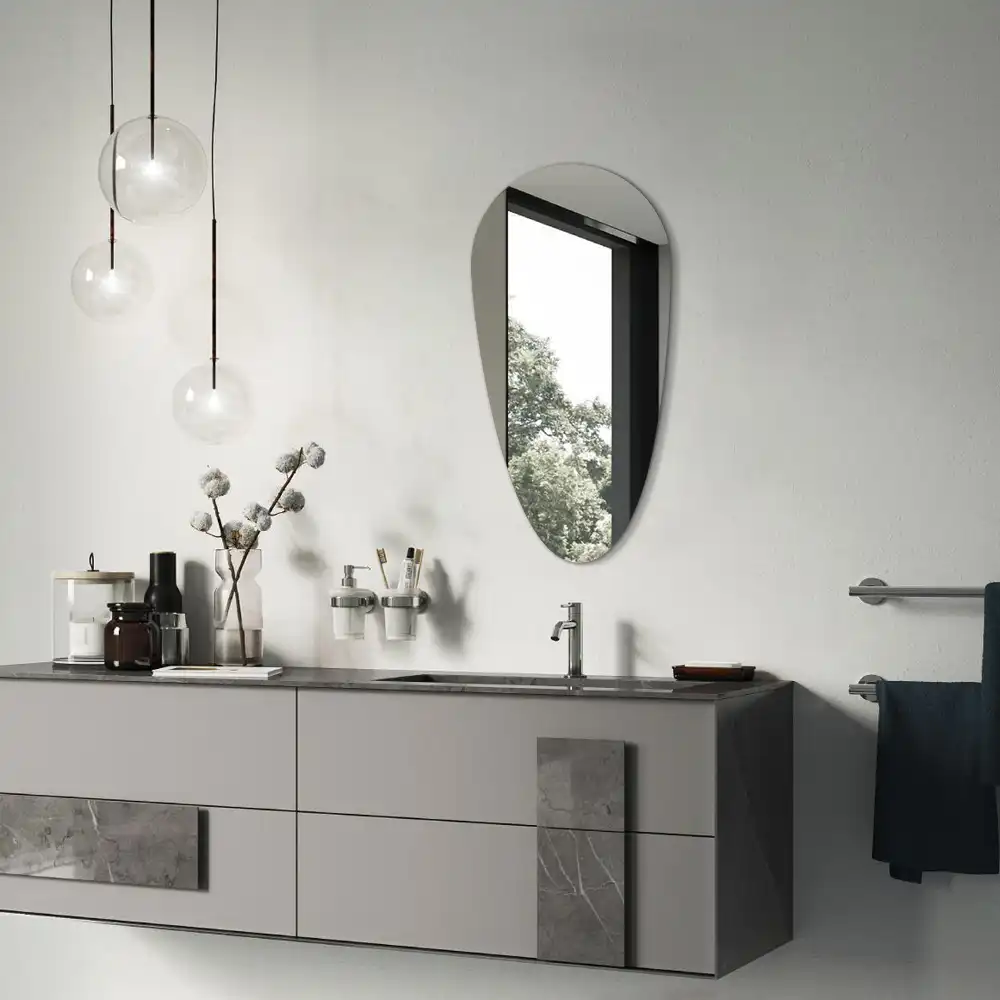 Oregelbunden spegel droppformad