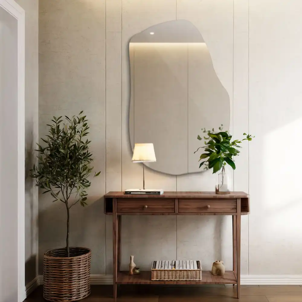 Oregelbunden spegel skulptural