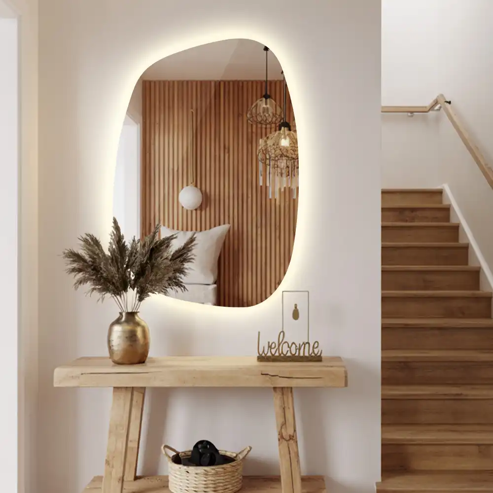 Spegel organisk form med belysning