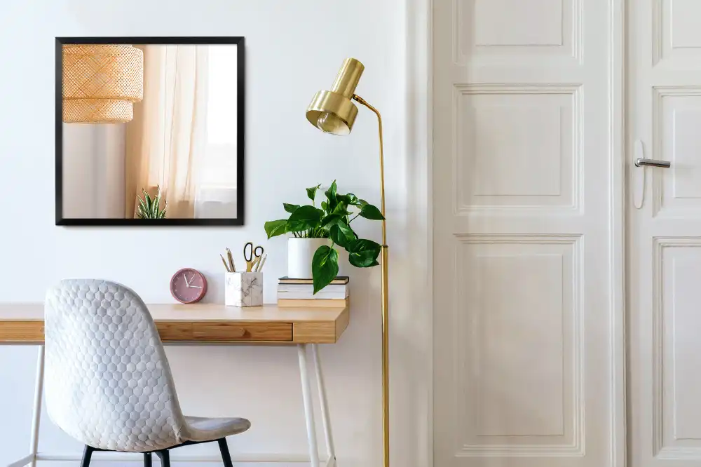 Rektangulär spegel med svart ram