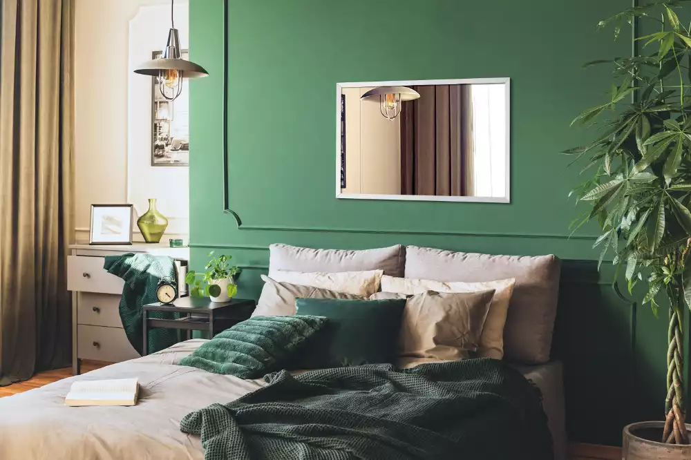 Rektangulär spegel med vit ram