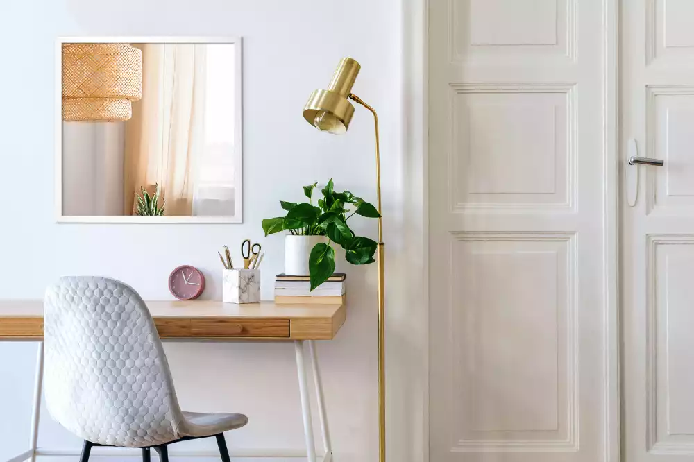 Rektangulär spegel med vit ram