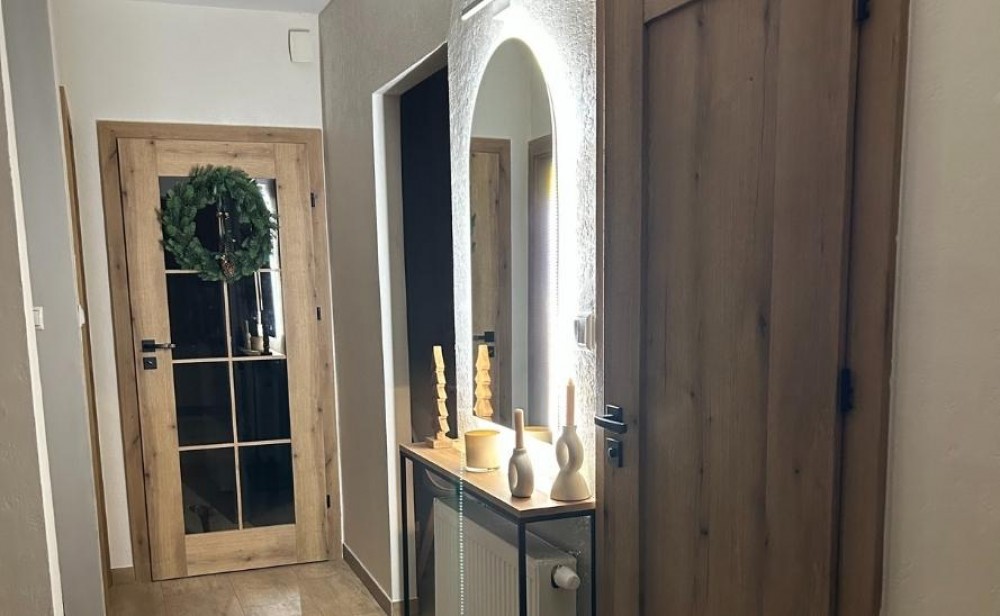 spegel ovanför byrån