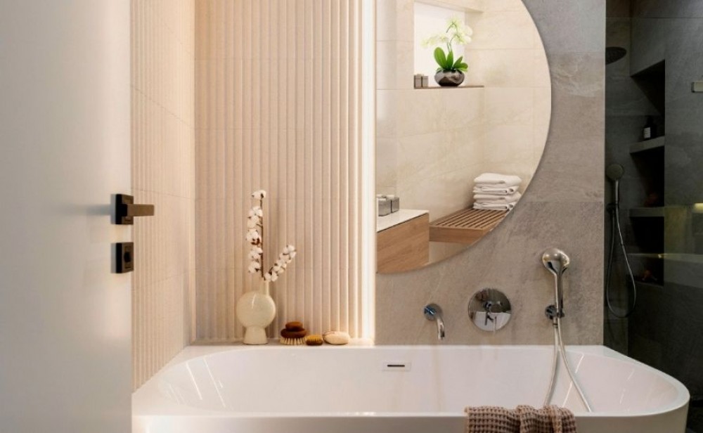 Hur man dekorerar ett smalt badrum? Smarta knep