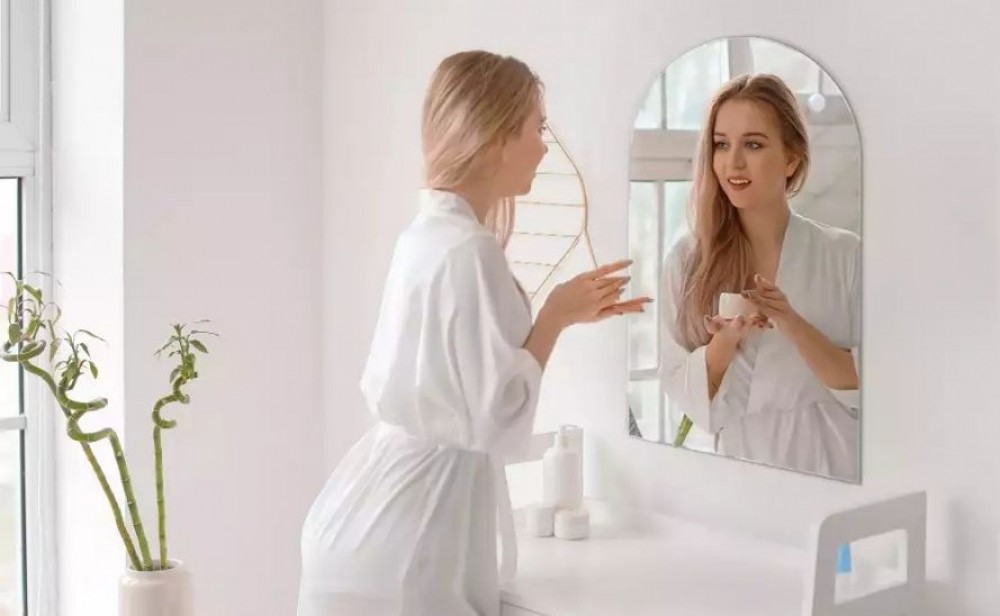 spegel över toalettbord